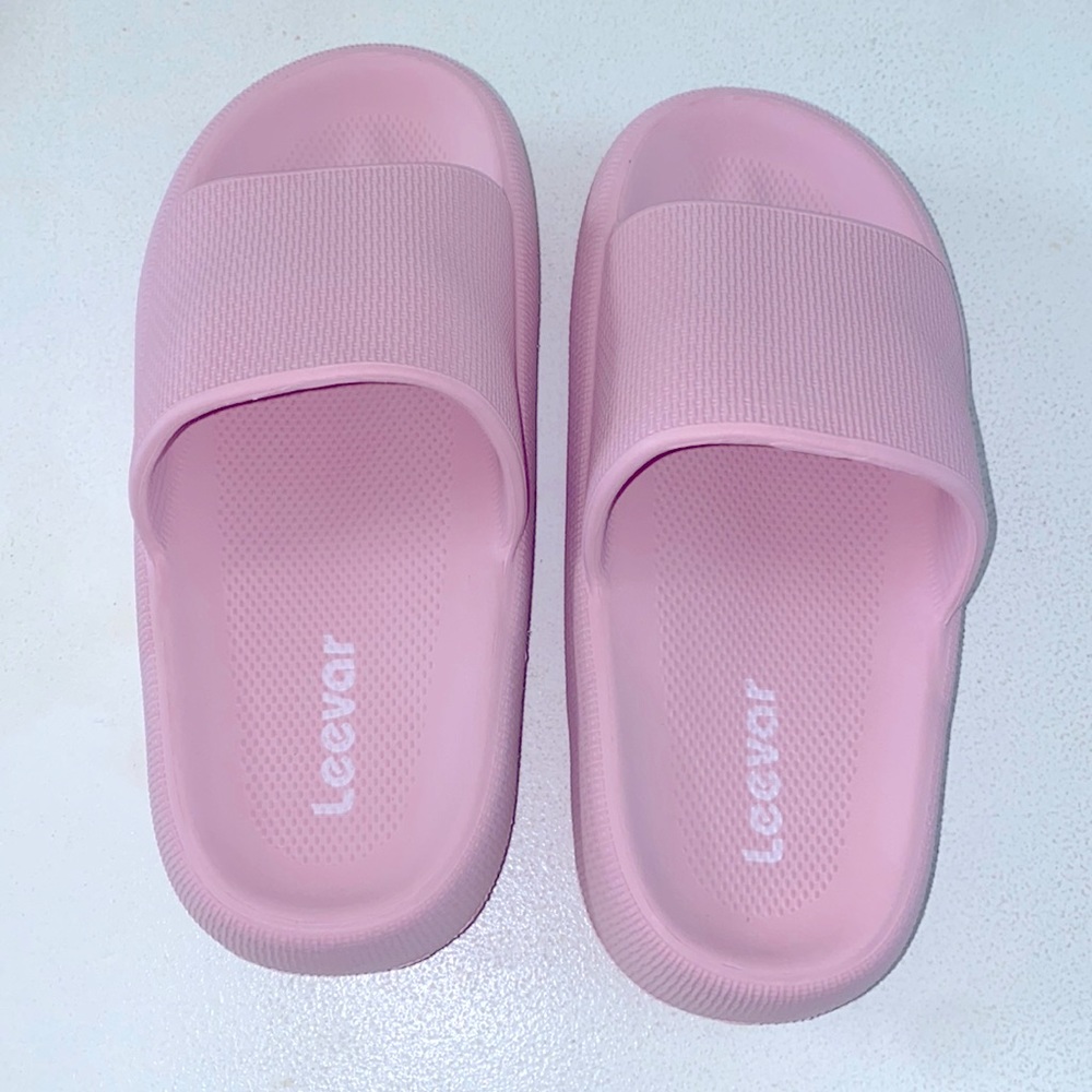 Cloud slippers. Pink. Size 6-7 fits more like a 6. New. Perfect condition!!